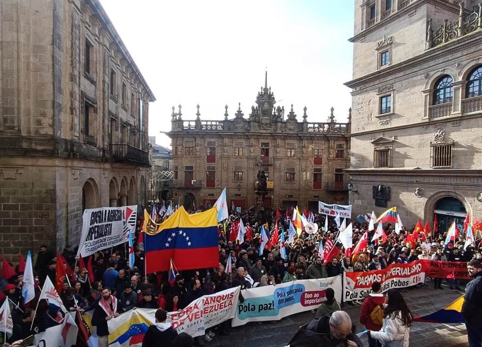 Manifestantes contra el ataque de Estados Unidos a Venezuela en la Praza das Praterías de Santiago