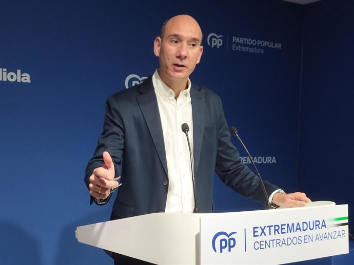 Archivo - El portavoz del PP de Extremadura, José Ángel Sánchez Juliá, en una rueda de prensa en la sede del partido. Imagen de archivo