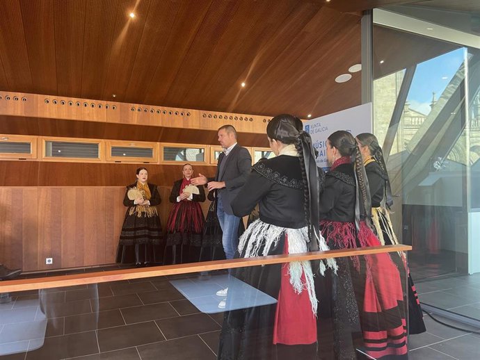 López Campos, junto con las Pandereteiras Xacarandaina