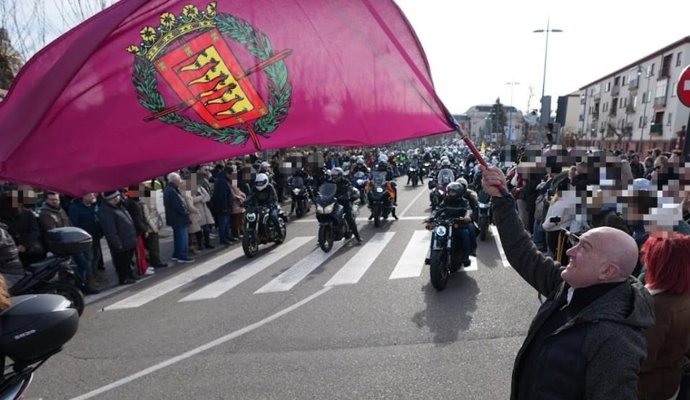 El alcalde de Valladolid, Jesús Julio Carnero, durante el Desfile de Banderas de 'Pingüinos' 2026