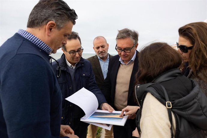 El portavoz del Grupo Parlamentario Vox en Andalucía, Manuel Gavira, en su visita a Matalascañas (Huelva).