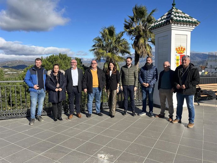 El senador socialista Víctor González, la diputada socialista en el Congreso Mari Nieves Ramírez, el alcalde de La Viñuela y diputado provincial, José Juan Jiménez, y el alcalde de Iznate, Gregorio Campos.