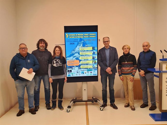 Presentación de las V Jornadas de Montaña, Viajes y Aventura Comarca de Avilés, que se celebrarán en cinco sesiones cada lunes entre el 12 de enero y el 9 de febrero.