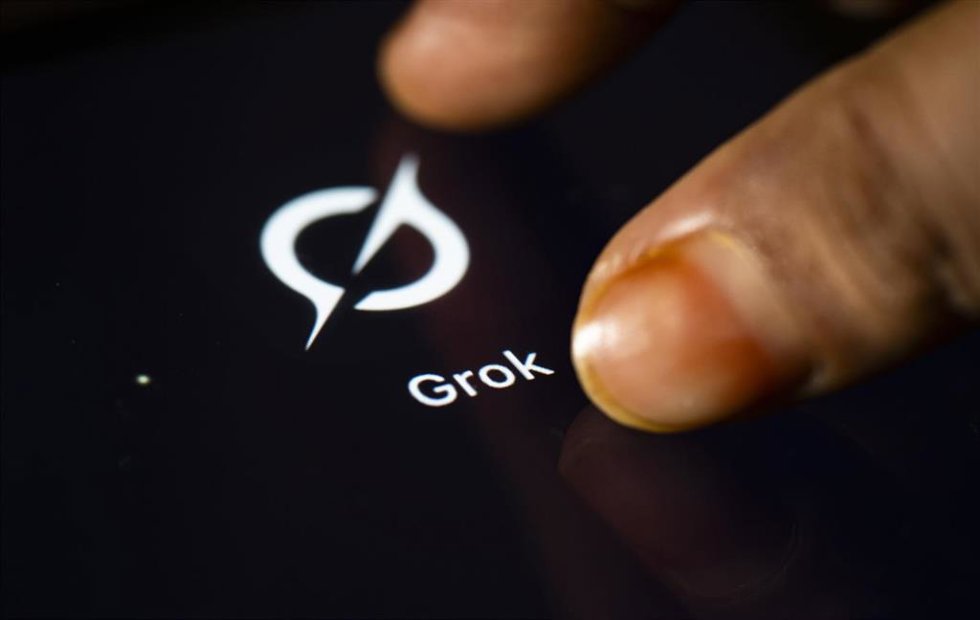 Archivo - Logotipo de Grok, la inteligencia artificial de X