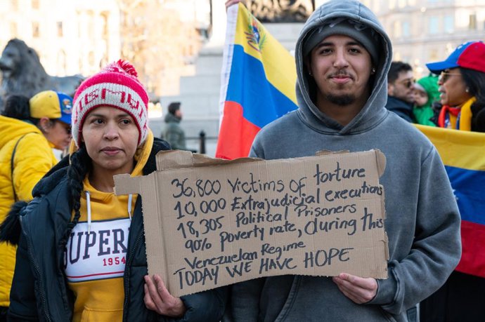 4 de janeiro de 2026, Londres, Reino Unido: Um manifestante segura um cartaz com o número de vítimas de tortura, execuções e prisioneiros durante a manifestação. Manifestantes venezuelanos se reuniram na Trafalgar Square para comemorar a prisão de Nicolás