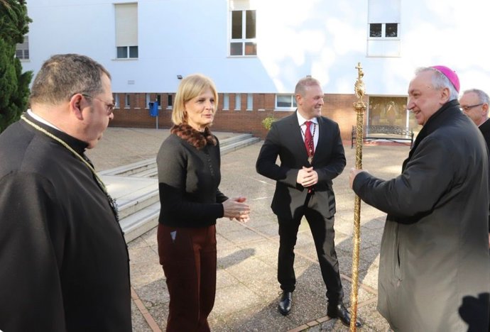 La alcaldesa de Jerez de la Frontera (Cádiz), María José García-Pelayo, felicita a la Hermandad de Bondad y Misericordia por la bendición de su nueva imagen titular María Santísima Salud de los Enfermos.