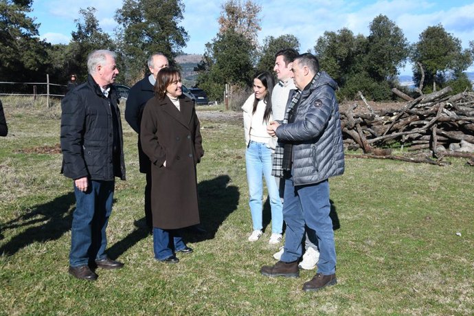 La consellera de Territori, Habitatge i Transició Ecològica, Sílvia Paneque, en la seva visita a la finca