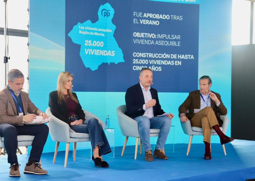 El portavoz del Partido Popular en la Asamblea Regional, Joaquín Segado, en su intervención en una mesa redonda sobre acceso a la vivienda de la XXVIII Interparlamentaria del PP