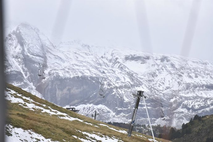 Archivo - Una montaña nevada en la estación de esquí de Astún, a 5 de noviembre de 2023, en Huesca, Aragón (España). Las borrascas Ciarán y Domingos han traído al Pirineo aragonés más de 50 centímetros de nieve a su paso por la Península. Se ha llegado du