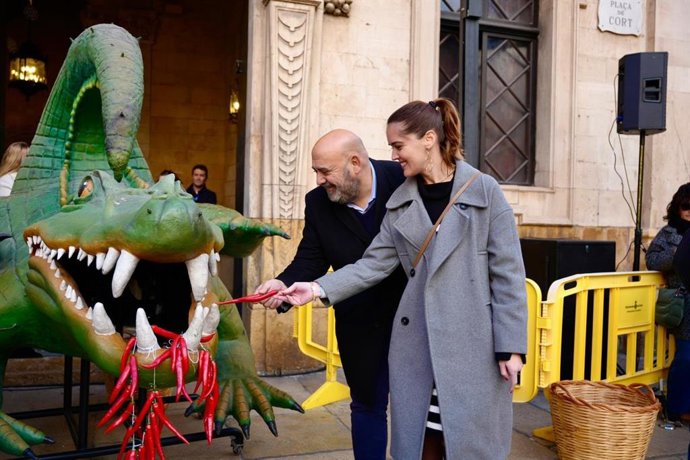 El alcalde de Palma, Jaime Martínez, y la segunda teniente de alcalde y regidora de Participación Ciudadana, Lourdes Roca, participan en el inicio de las fiestas de Sant Sebastià 2026 con el despertar del 'Drac de na Coca'