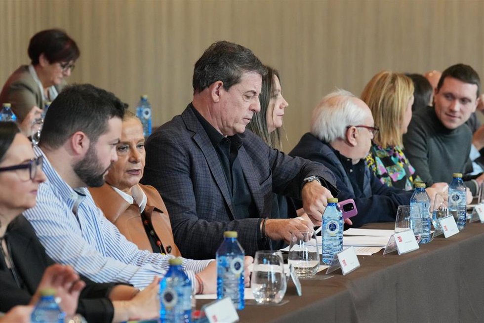 El secretario general del PSdeG y portavoz del Grupo Socialista en el Parlamento de Galicia, José Ramón Gómez Besteiro (c), durante la reunión del Comité Nacional del Partido Socialista de Galicia, a 10 de enero de 2026, en Santiago de Compostela, A Cor