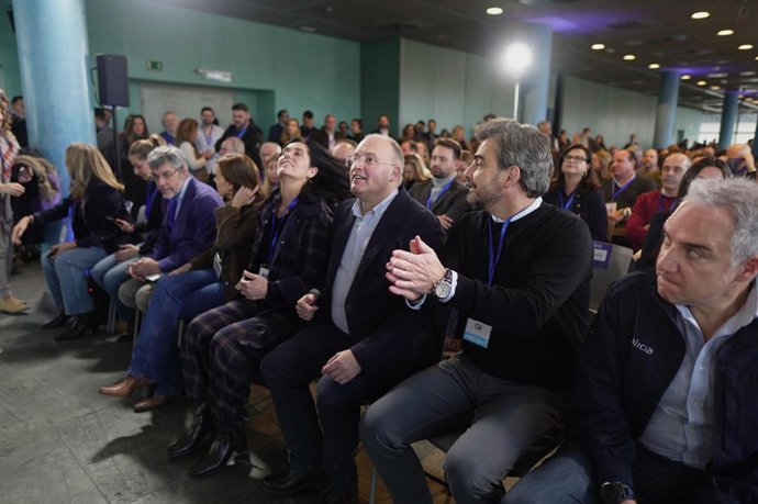El vicesecretario de Política Autonómica, Local y Análisis Electoral, Elías Bendodo (d), la secretaria general del PP de Galicia, Paula Prado (4d), el presidente provincial del PP de A Coruña, Diego Calvo (2d), el secretario general del PP, Miguel Tellado