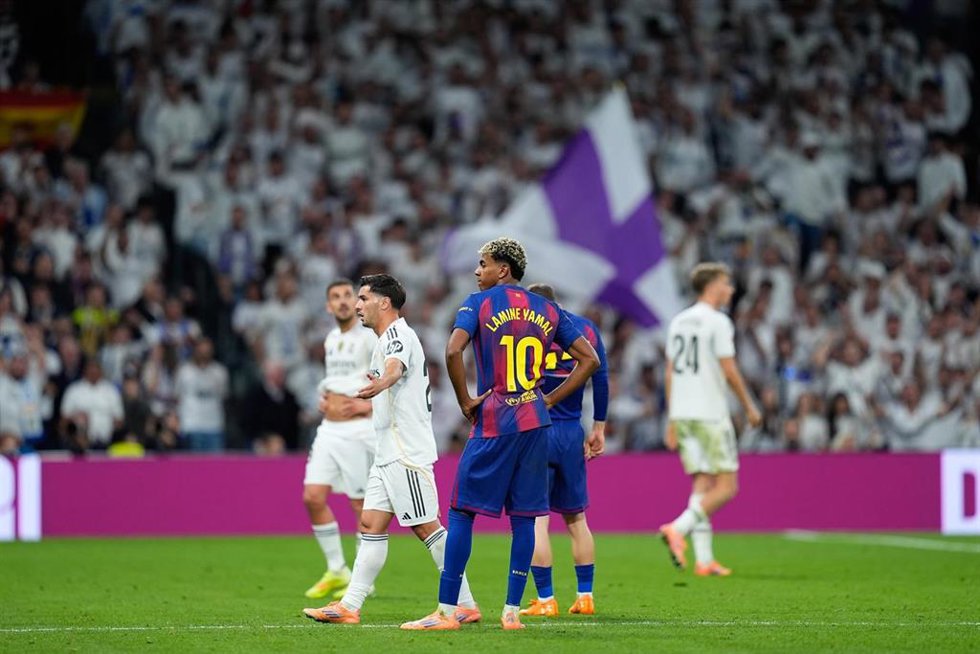 Archivo - Acción del último Real Madrid-FC Barcelona en LaLiga EA Sports 2025-26