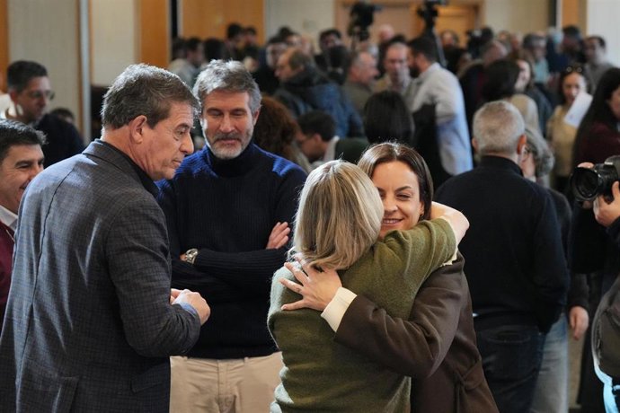 El secretario general del PSdeG, José Ramón Gómez Besteiro (i), y la presidenta de la Diputación de Lugo, Carmela López (d), y el presidente de la Fegamp, Alberto Varela, este sábado en el comité nacional del PSdeG