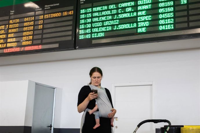 Archivo - Una persona espera para coger un tren en la estación de Chamartín-Clara Campoamor, a 20 de agosto de 2025, en Madrid (España).