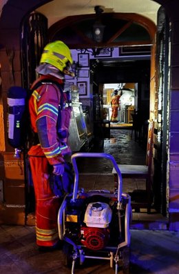 Efectivos de bomberos del Consorcio Provincial Bomberos Huelva del parque de Ayamonte tras la intervención en el restaurante.