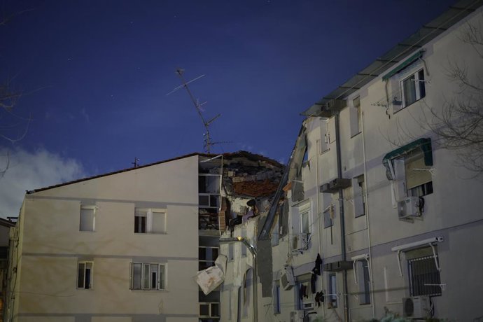 Agentes dos Serviços de Emergência trabalham no local do incidente, em 9 de janeiro de 2026, em Madri (Espanha). Pelo menos uma pessoa morreu nesta sexta-feira em consequência de uma explosão de gás registrada em um prédio em obras localizado no n.º