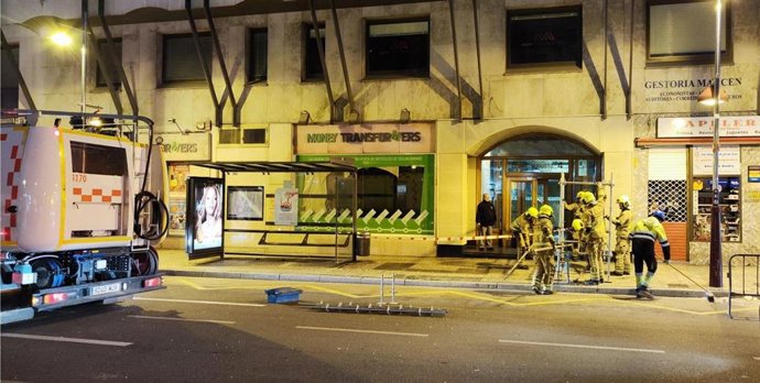 Bomberos de Zaragoza frente al edificio de la avenida de César Augusto de donde se han desprendido seis losas de gran tamaño.