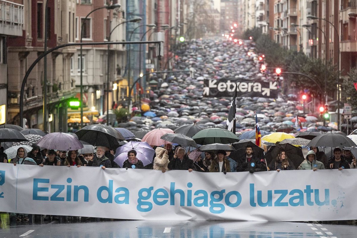 Miles de personas se manifiestan en Bilbao para pedir el fin de  las medidas de excepción  a presos de ETA