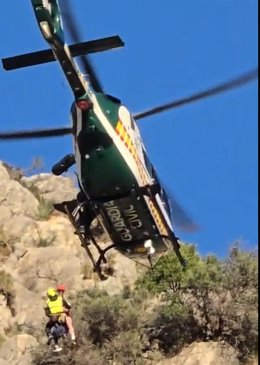 Un joven de nacionalidad belga ha sido rescatado por efectivos de la Guardia Civil este sábado en la localidad malagueña de Istán tras quedar enriscado en una alta pared de unos 80 metros de altura de la que no podía moverse por riesgo a precipitarse.