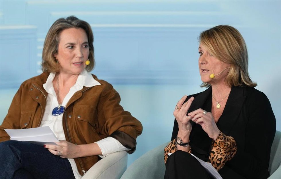 La eurodiputada del PP por Baleares y vicepresidenta de la Comisión de Derechos de las Mujeres e Igualdad de Género del Parlamento Europeo, Rosa Estars, junto a la vicesecretaria de Regeneración Institucional del Partido Popular, Cuca Gamarra