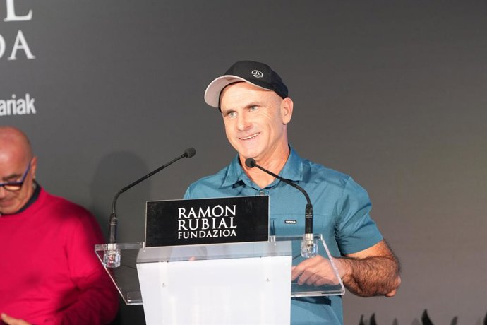 Archivo - El surfista Aitor Francesena interviene durante el acto de entrega de la XVII edición de los Premios Ramón Rubial, en la Cámara de Comercio de Guipúzcoa, a 14 de diciembre de 2024, en San Sebastián, Guipúzcoa, País Vasco (España). La Fundación R