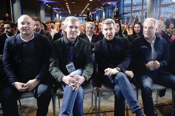 O presidente do Partido Popular, Alberto Núñez Feijóo (2º à direita), e o presidente da Xunta da Galícia, Alfonso Rueda (2º à esquerda), o secretário-geral do PP, Miguel Tellado (à esquerda), e o vice-secretário de Política Autonômica, Local e Análise Ele