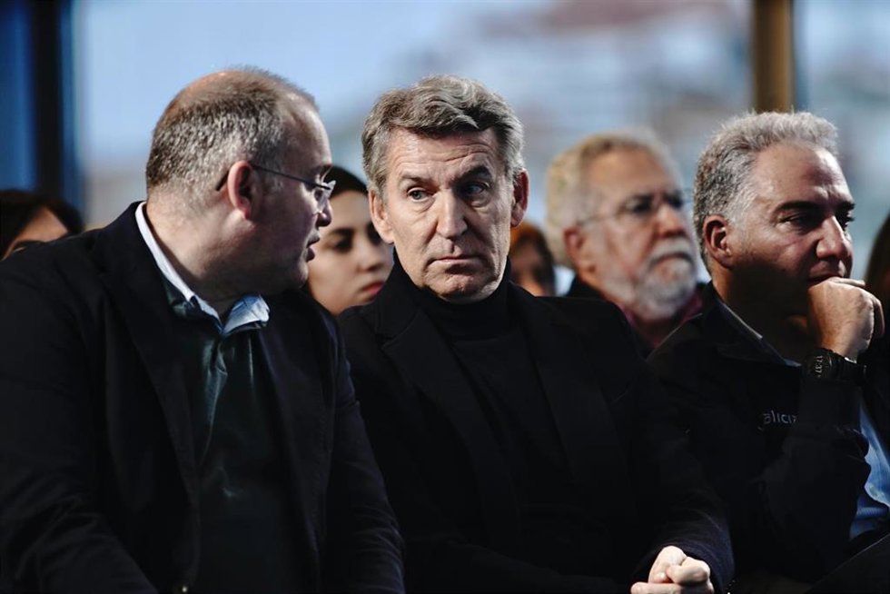 El presidente del Partido Popular, Alberto Núñez Feijóo (c), el secretario general del PP, Miguel Tellado (i), y el vicesecretario de Política Autonómica, Local y Análisis Electoral, Elías Bendodo (d),durante la primera jornada de la 28 Interparlamentar