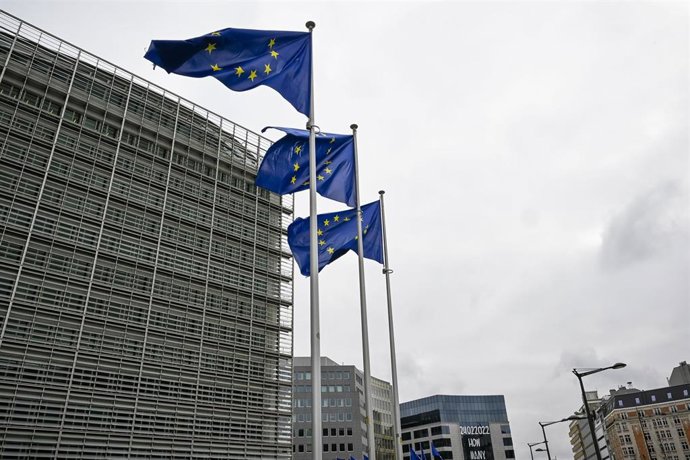 Archivo - Banderas de la UE en el barrio europeo de Bruselas