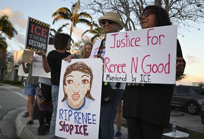 January 9, 2026, Coral Springs, Florida, USA: Demonstrators gather at the corner of Sample Road and University Drive, protesting the fatal shooting of 37-year-old Renee Nicole Good by a U.S. Immigration and Customs Enforcement (ICE) agent in Minneapolis e