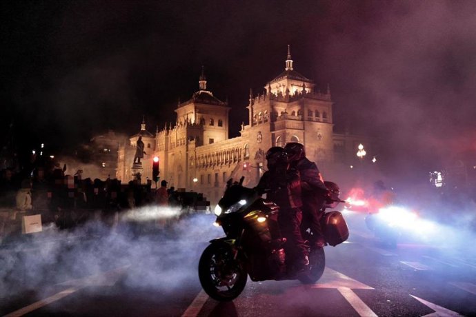 Los 'Pingüinos' iluminan Valladolid con cientos de antorchas para recordar a los moteros fallecidos en 2025