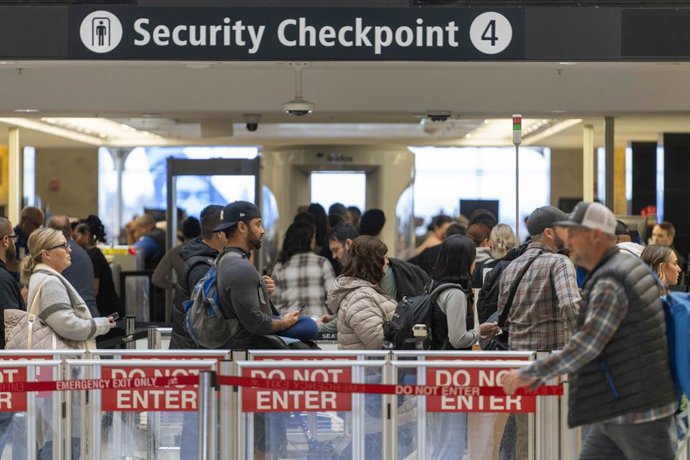Archivo - Arquivo - 7 de novembro de 2025, Seatac, Washington, EUA: Pessoas esperam em fila em um movimentado posto de controle de segurança da TSA no Aeroporto Internacional de Seattle-Tacoma, em SeaTac, Washington, EUA, na sexta-feira, 7 de novembro de 