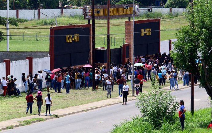 Archivo - October 25, 2023, Tocuyito, Carabobo, Venezuela: October 25, 2023. Relatives of prisoners wait in front of the Tocuyito penitentiary center during the general search called Gran Cacique Guaicaipuro, in Tocuyito, Carabobo state. Photo: Juan Carlo