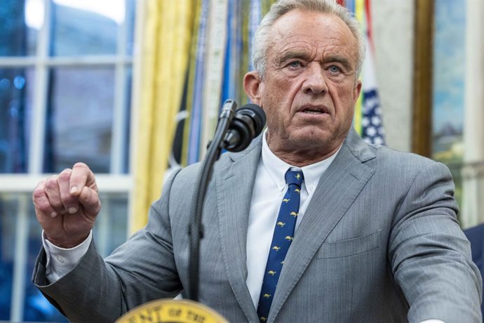 Archivo - October 10, 2025, Washington, District Of Columbia, USA: United States Secretary of Health and Human Services Robert F. Kennedy, Jr delivers remarks during the announcement of a drug pricing deal at a press conference in the Oval Office of the W