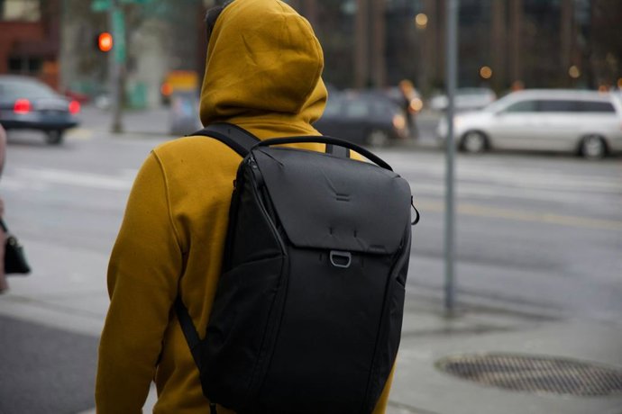 Adiós a la mochila clásica: así es la versión inteligente que marca tendencia en 2026