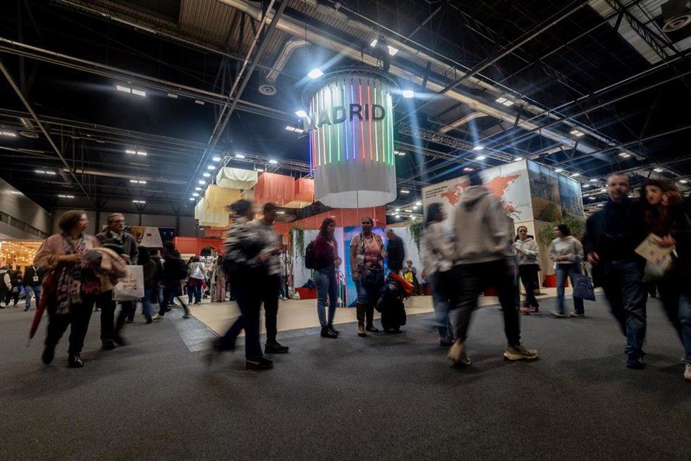 Archivo - Varias personas durante la Feria Internacional del Turismo (Fitur), en Ifema Madrid, a 26 de enero de 2025, en Madrid (España).