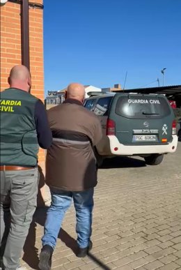 Momento de la detención del cónyuge de la mujer fallecida en Olvera (Cádiz). 