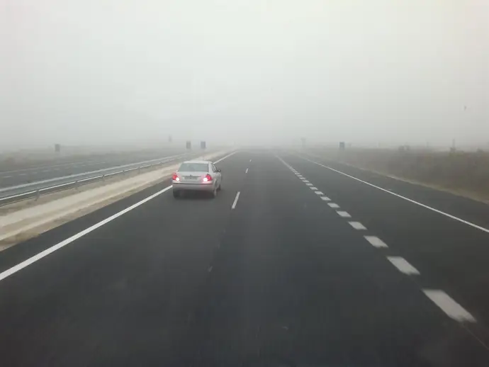 Niebla en la carretera. Imagen de archivo