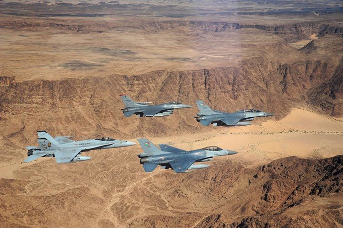 Archivo - Arquivo - 11 de maio de 2014 - Wadi Rum, Jordânia - Caças F-16 Fighting Falcons da Força Aérea dos Estados Unidos e da Força Aérea Real da Jordânia e um caça F-18 Hornet do Corpo de Fuzileiros Navais dos Estados Unidos voam em formação sobre o d