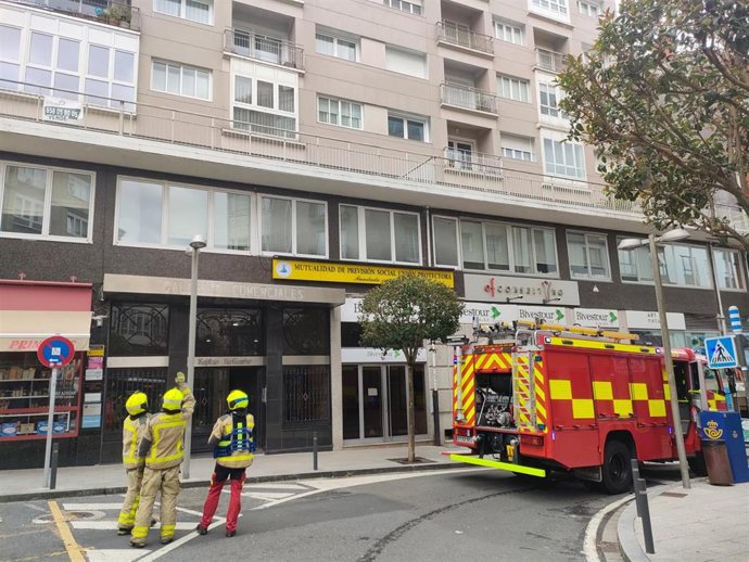 Archivo - Bomberos de Santiago acuden a un incendio en la rúa do Hórreo, en mayo de 2024.