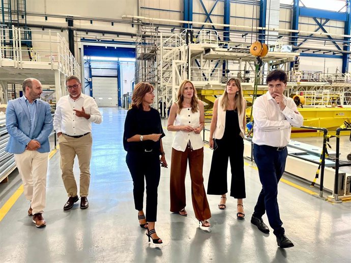 La consejera de Empresa, Empleo y Economía Social, Marisa López Aragón, durante una visita a la empresa MTorres el pasado año 2025.