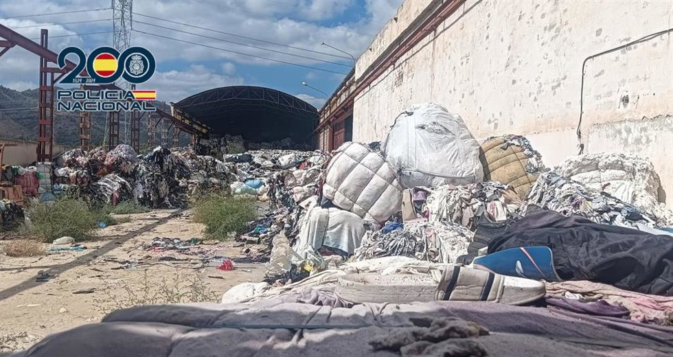 Detenido un hombre por abandonar decenas de toneladas de ropa usada en terrenos alquilados en Alcoi