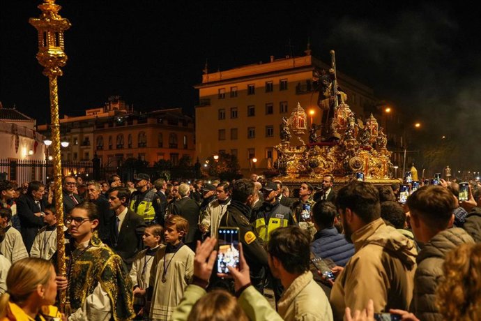Archivo - El Señor del Gran Poder llega al altar de la Maestranza durante la Procesión de Clausura del II Congreso Internacional de Hermandades en la Catedral de Sevilla, a 8 de diciembre de 2024 en Sevilla (Foto de archivo).