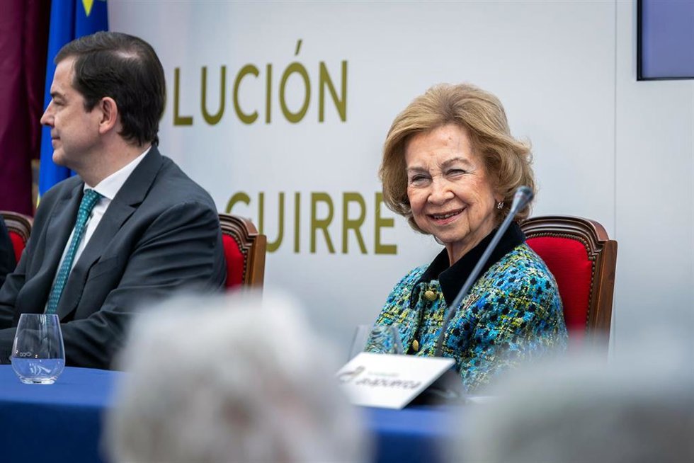 Archivo - La Reina Sofía y el presidente de la Junta de Castilla y León, Alfonso Fernández Mañueco, durante entrega de la VIII edición de los Premios Evolución y de la I edición del Premio Emiliano Aguirre, , a 1 de diciembre de 2025, Castilla León (Esp