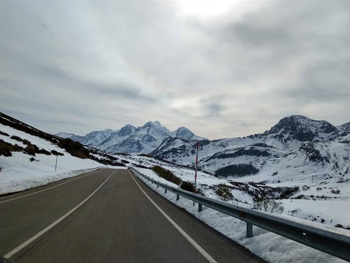 Archivo - Imagen de archivo del Puerto de Tarna, Puertos, carreteras, nieve, temporal, invierno, cadenas.