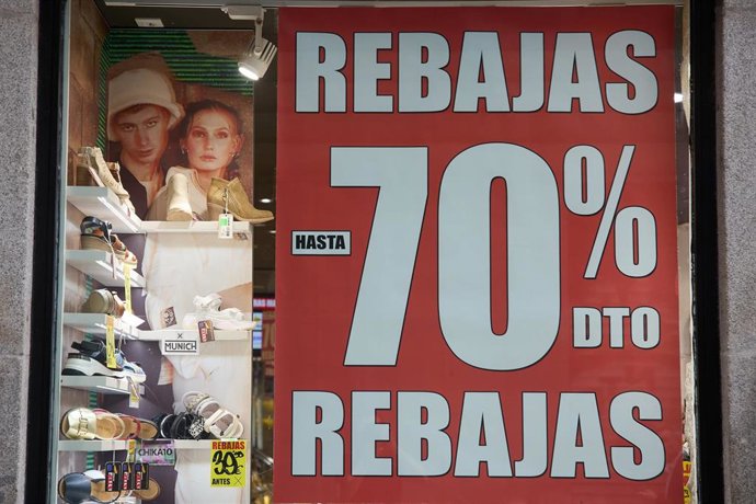 Archivo - Un escaparate de una tienda, durante el comienzo de las rebajas