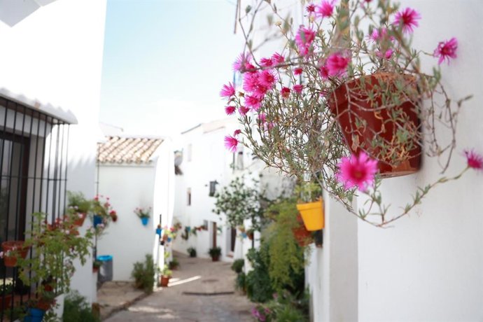 Archivo - Una calle del pueblo gaditano de El Gastor, en la sierra de Cádiz, en una imagen de archivo.