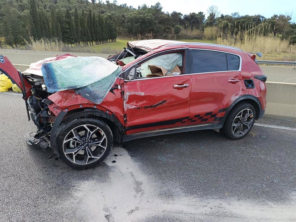Archivo - El coche robado en Zaragoza y accidentado en Capmany (Girona)