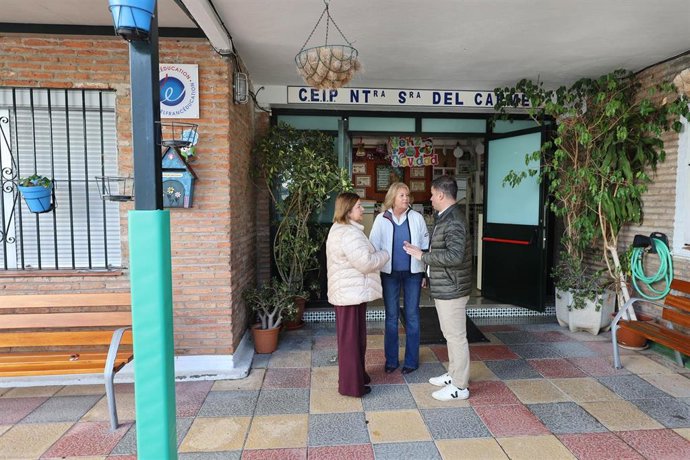 La alcadesa de Marbella, Ángeles Muñoz, durante su visita al CEIP Nuestra señora del Carmen.