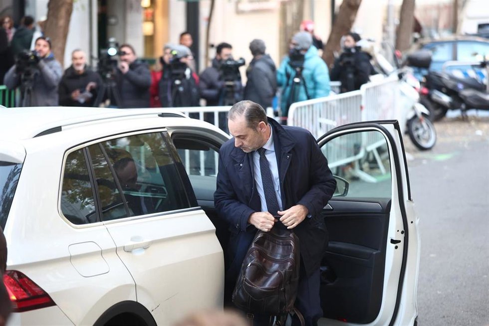 Archivo - El exministro de Transportes José Luis Abalos a su llegada al Tribunal Supremo, a 27 de noviembre de 2025, en Madrid (España).